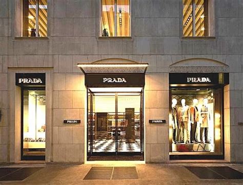 negozio prada milano via montenapoleone|via montenapoleone usa.